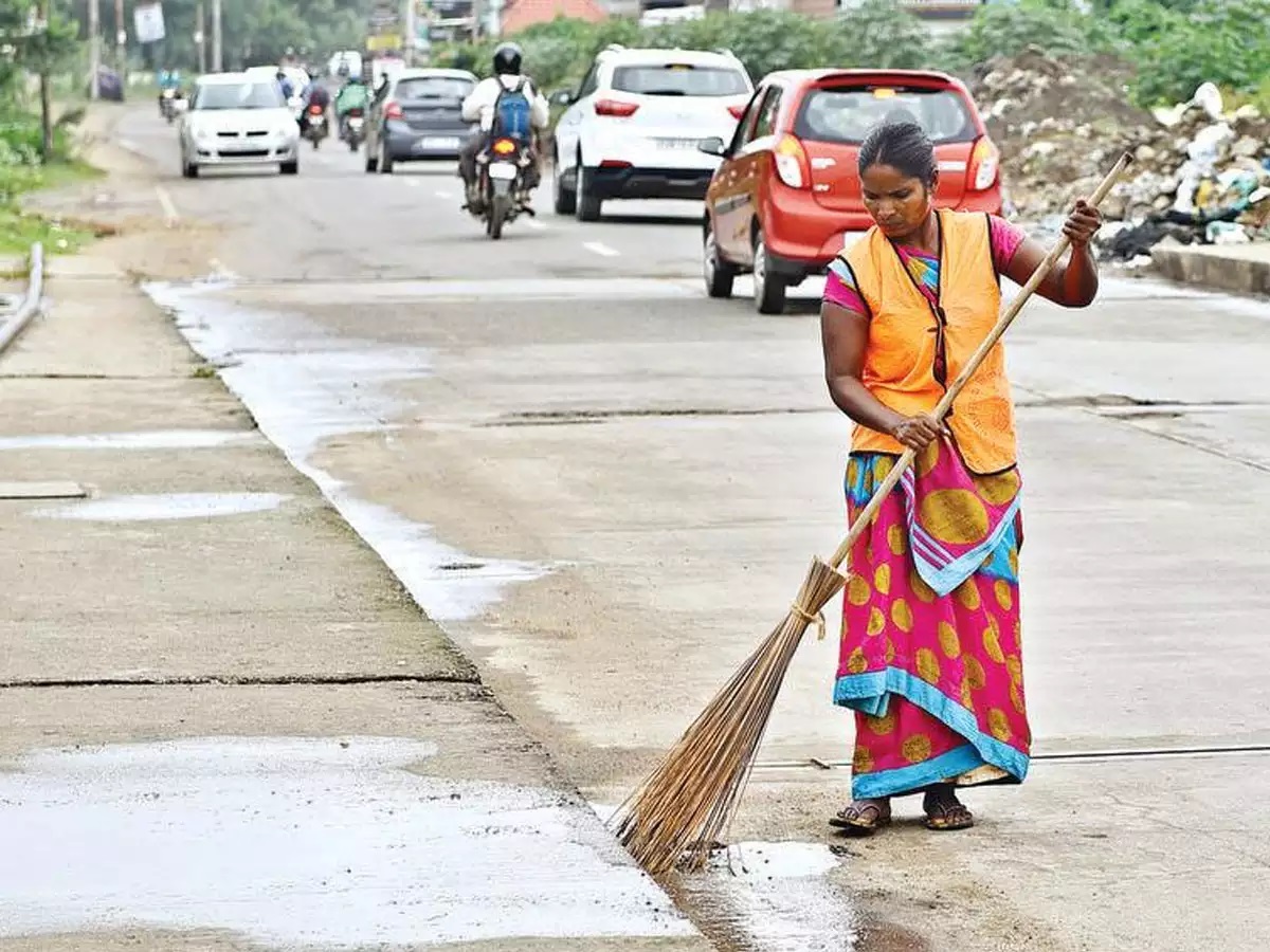 MCD Female worker cleaning streets in delhi trendy news
