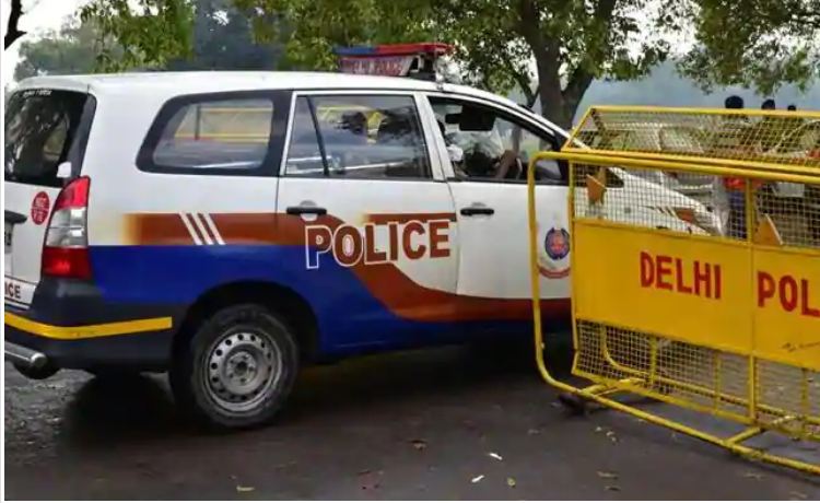 Delhi Police caught alive, young man in his death plot