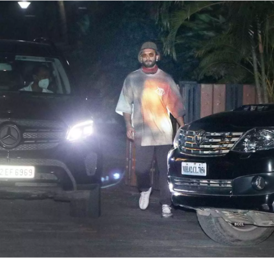 Ranveer seen outside the studio without a mask careless about Corona