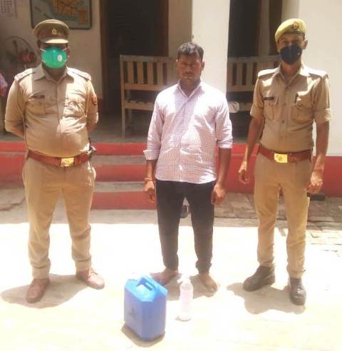On the instructions of Pratapgarh District SP Akash Tomar, the District Police has launched a special campaign against the adulterated liquor mafia. In this sequence, on the information of the informer, the accused named Surendra Kumar alias Bablu Yadav was also arrested along with ten liters of adulterated liquor from near Lavana intersection of police station area.