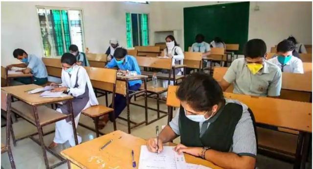 The Central Board of Secondary Education (CBSE) Class 10 Board 2021 exam results are expected to be released by July 20. The result of the students will be decided on the basis of marks obtained in the school level tests, internal exams, half-yearly or mid-term exams, pre-board and periodic tests during the academic year 2020-21. On the basis of these, the draft work is going on to prepare the marksheet of class 10 board examination.