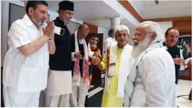 After the removal of Article 370 from Jammu and Kashmir, Prime Minister Narendra Modi on Thursday (24 June 2021) held a meeting with the leaders of Jammu and Kashmir in Delhi for the first time (J&K All Party Meet). This meeting lasted for about three and a half hours. Apart from Prime Minister Narendra Modi, Home Minister Amit Shah, Jammu and Kashmir Lieutenant Governor Manoj Sinha and 14 leaders of 8 parties of Jammu and Kashmir participated in the meeting. National Conference leaders Farooq Abdullah, Omar Abdullah and PDP party president Mehbooba Mufti also attended the meeting. All the leaders got a chance to speak in the meeting and Prime Minister Modi listened very carefully to everyone's suggestions. The Prime Minister told the leaders of Jammu and Kashmir that even if there are differences, but together we have to end not only the distance of Kashmir from Delhi but also the distance of Kashmir from the heart. He also said that Article 370 is a historical mistake and we have to It should be rectified.