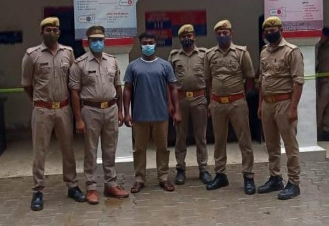 Recently, in the Nirmal Pandey murder case in Uwari Khurd of Kandhai police station, Pratapgarh Police nabbed a bounty of Rs 25,000 from Yamuna Nagar police station Jagadhri in Haryana. It is noteworthy that on April 8, Nirmal Pandey was murdered by unknown persons in a field in village Uwari Khurd. Along with this, another youth Anurag Singh was beaten up and seriously injured.