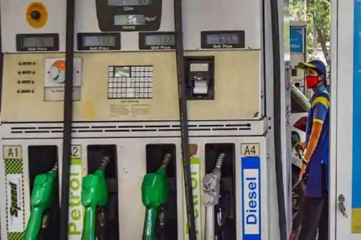 राहत की सांस? तेल कंपनियां अगले कुछ दिनों में Petrol - Diesel के दाम में कर सकती हैं कटौती