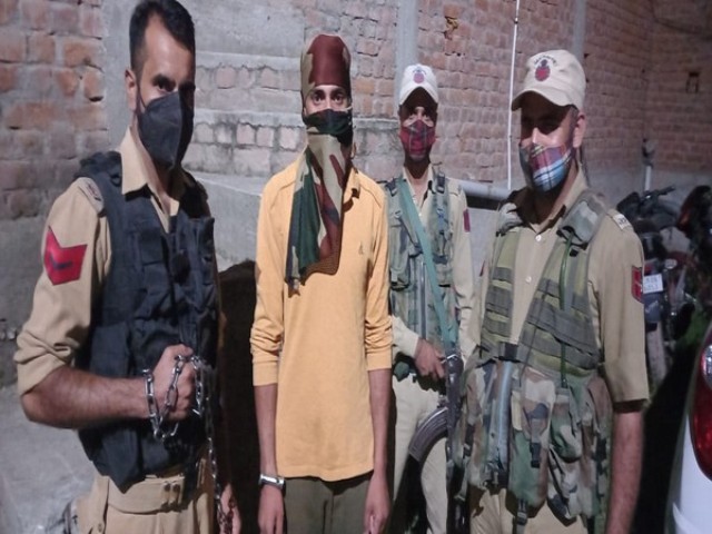 In a joint operation with the Indian Army and the Central Reserve Police Force (CRPF), the Jammu and Kashmir Police arrested a terrorist. According to the Jammu and Kashmir Police, terrorist Muzammil Hussain Shah had joined Hizbul Mujahideen a few days ago. He was arrested by the Jammu and Kashmir Police from Kulna Junglee area of ​​Patimahalla Palmar in a joint operation of 17 Rashtriya Rifles and CRPF 52 Battalion.