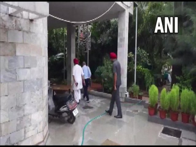 Today (23 August 2021) Punjab Pradesh Congress Committee chief (PPCC) Navjot Singh Sidhu summoned advisors Malvinder Singh Mali and Dr. Pyare Lal Garg to his house for making unbridled statements and their controversial remarks in the matter. discussed. The PPCC chief summoned both in view of his remarks supporting Pakistan and making controversial statements about Kashmir.