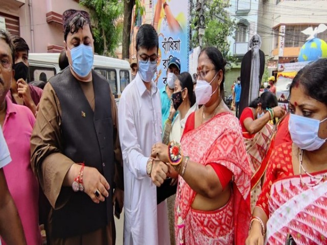 Trinamool Congress (TMC) organized Rakshabandhan program today (22 August 2021) in Dum Dum area of ​​North 24 Parganas district of West Bengal. During the event, women tied rakhis to Afghan citizens and other people living in the area. These rakhis were called rakhis of harmony. On which a white colored dove as a symbol of peace as well as a map of the world was made. On which was the message of 'Vasudhaiva Kutumbakam' i.e. 'The world is one family'.