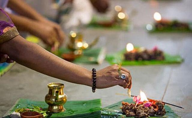 In Pitru Paksha, it is very important to do Shradh, Tripindidan and feasting on relatives. The benefits of Shradh performed in the scriptural way directly on the expansion of the lineage and prosperity. In this sequence, today we are going to inform you about the process of Shradh to be done under the Sanatan tradition.