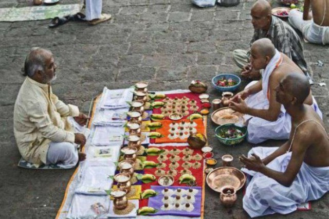 Pitru Paksha has started. No work gets accomplished without pleasing the Pitras. In such a situation, we are going to tell you about the chanting mantras and stotras to be done in Pitru Paksha. Those who have Pitra Dosh in their horoscope, they should definitely chant this mantra and recite the stotra.
