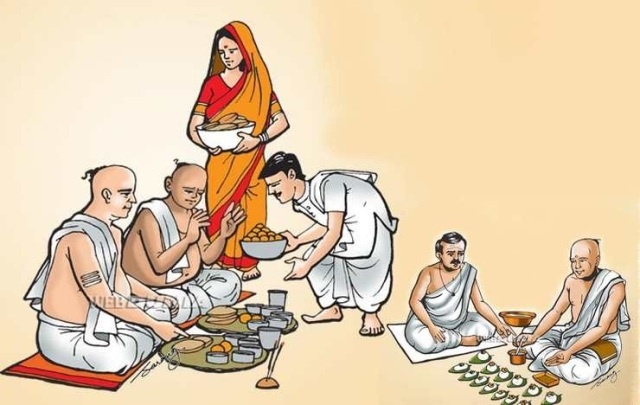 Pitru Paksha: Meaning of Shradh :- 'Shraddhaya diyate yat tat shradham.' 'Shraadh' means whatever is given with reverence. Shradh is the name of the donation of things done with reverence for the ancestors (donation of havishyan, sesame, kush, water). Shraadh Karma is a simple and easy way to repay the debt. By performing Shradh in Pitru Paksha, the ancestors remain happy throughout the year.