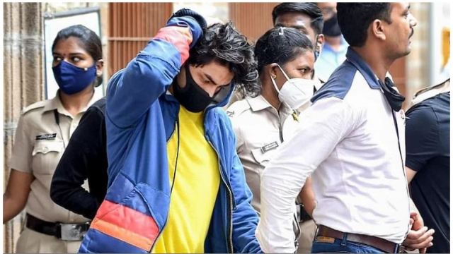Aaryan Khan Case The big news of today (29 October 2021) is that Aryan Khan has got bail from the Bombay High Court. Shah Rukh Khan must have heaved a sigh of relief today and a picture of him has also surfaced, in which he is seen with his legal team.