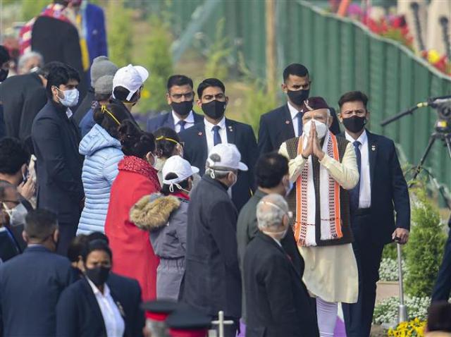The Republic Day celebrations this year were different in many ways. This is the first time that Prime Minister Narendra Modi did not wear a turban or 'safa' at the ceremony. Instead he was wearing a hat