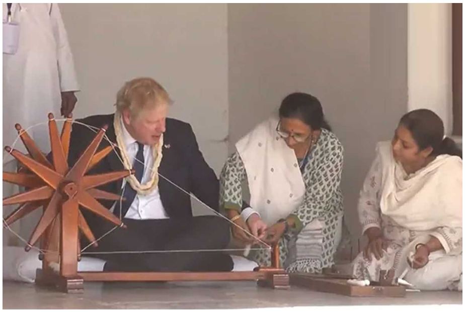 British Prime Minister Boris Johnson, who is visiting India, spins a spinning wheel at Sabarmati Ashram in Gujarat and pays tribute to Mahatma Gandhi.