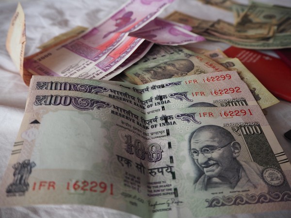 Rupee hits record low: अमेरिकी डॉलर के मुकाबले 60 पैसे की गिरावट के साथ 77.50 पर पहुंचा रुपया