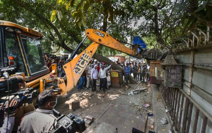 VIDEO: दक्षिणी दिल्ली की New Friends Colony और Mangolpuri में पहुंचे Bulldozers