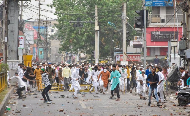 Jummah prayer on Friday (10 June 2022) against the controversial statement made by suspended Bharatiya Janata Party (BJP) spokesperson Nupur Sharma and expelled leader Naveen Jindal on Prophet Muhammad. After this, two people died during the violent protests in Ranchi.