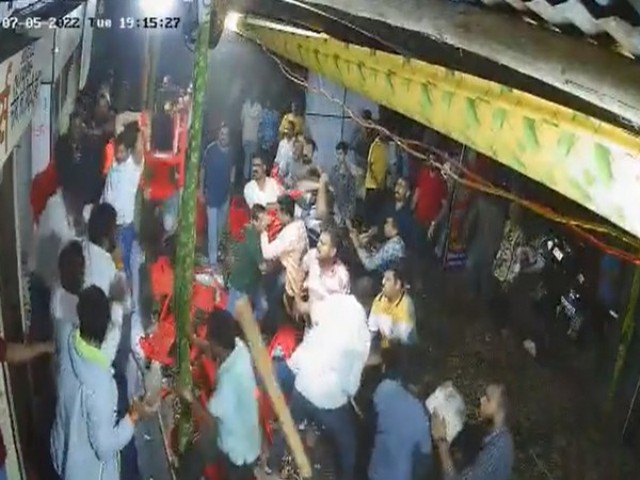 A clash broke out between Bharatiya Janata Party (BJP) and Congress workers on Tuesday night (5 July 2022) in Indore of Madhya Pradesh.