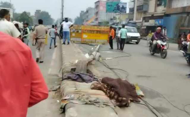 An unidentified speeding truck crushed six people sleeping on a road divider in the early hours of today (21 September 2022) in Seemapuri area of Delhi.