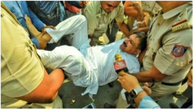 Delhi Police today (17 October 2022) detained Aam Aadmi Party leader Sanjay Singh and other protesters outside the CBI Headquarters for alleged violation of prohibitory orders.