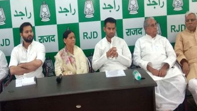 The high voltage drama started in the middle of the RJD meeting when senior party leader and Lalu Prasad Yadav's son Tej Pratap Yadav claimed this in the middle of the party meeting.