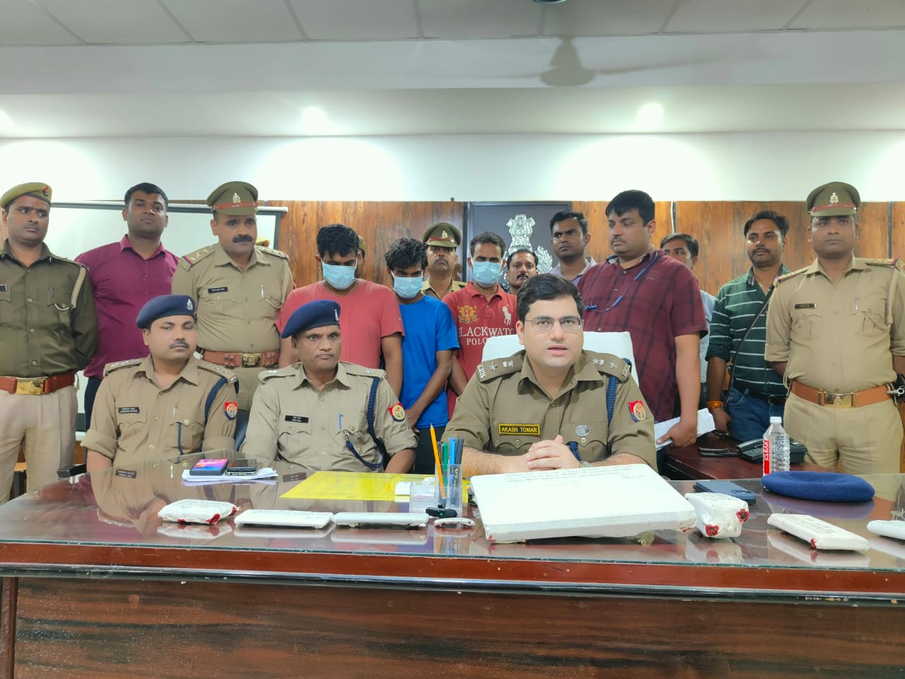 Recently, the Gonda Police got a big success, when the police caught the gang of cyber criminals who run drug business worth crores in the international market (USA, UK).