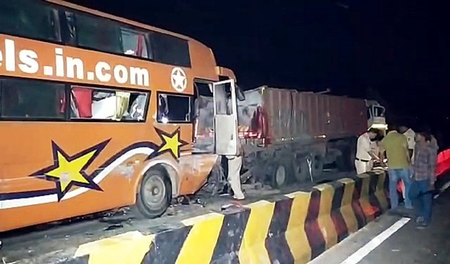In Vaishali district of Bihar, today (27 October 2022) at least 2 people died on the spot when a bus rammed into a parked truck.