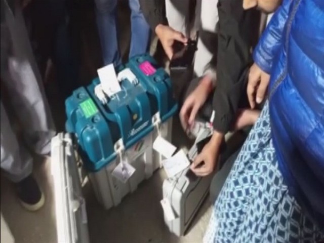 A group of Congress workers in Rampur area of Shimla district on Saturday night (12 November 2022) stopped a polling party for allegedly carrying Electronic Voting Machine (EVM) in a private vehicle.