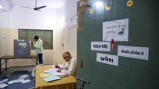 After the high-voltage political campaign for the Gujarat Assembly Elections (Gujarat Assembly Polls 2022) came to an end on Thursday (30 November 2022), now the fate of the candidates is going to be imprisoned in EVMs.