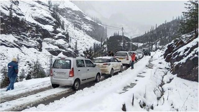 Light to moderate snowfall occurred in the higher reaches of Himachal Pradesh today (January 20, 2023), while the Western Disturbance caused intermittent rain across the state.