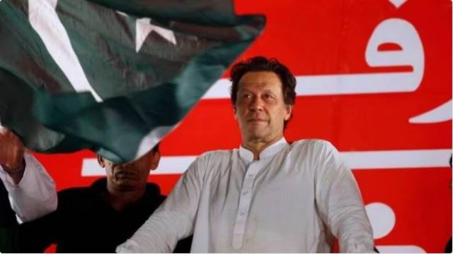 Toshakhana Case As a major setback for former Prime Minister of Pakistan Imran Khan, the police in Lahore surrounded his house to arrest him.