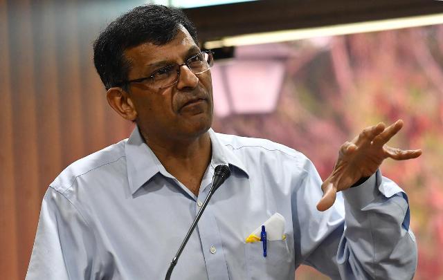 Former Reserve Bank of India (RBI) governor Raghuram Rajan has issued an alarming statement about the development of the Indian economy, saying that the country is dangerously close to the Hindu rate of growth, which has bad financial implications for the country. May have to