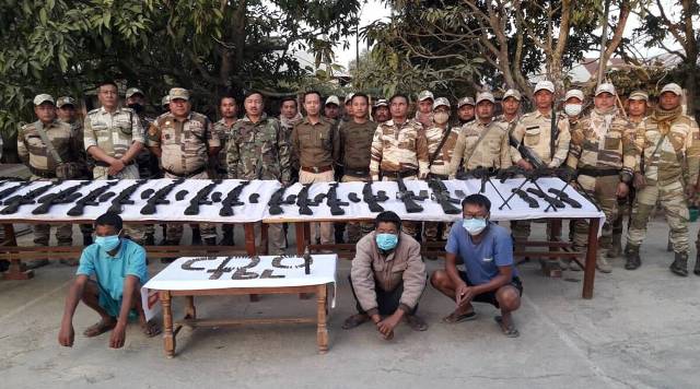 On Tuesday (May 23, 2023) at Kangchup Chingkhong Junction of Senapati District of Manipur (Manipur), the Indian Army stopped a vehicle and recovered a large number of arms and ammunition from it.