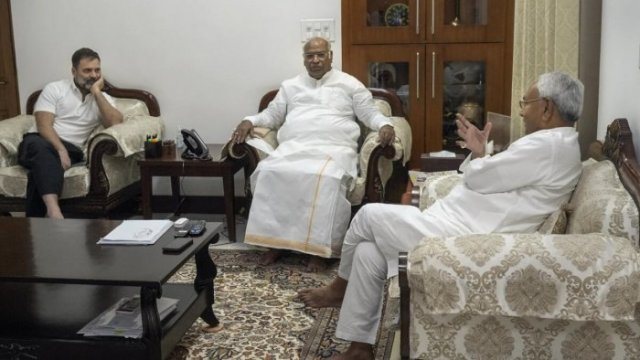 Nitish Kumar reached New Delhi, where he met CM and Aam Aadmi Party (AAP) leader Arvind Kejriwal.