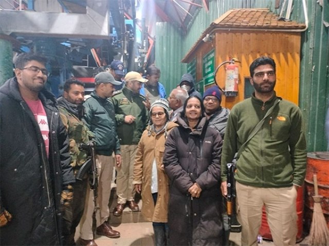 The Baramulla Police of Jammu and Kashmir today (June 9, 2023) rescued around 250 tourists stranded during a Gondola ride at Gondola Phase 2 Afravat.