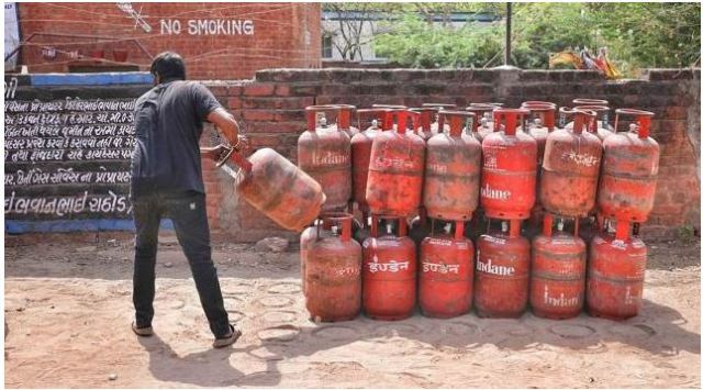 LPG Gas Cylinder: Great news for LPG consumers! The companies selling LPG gas announced a huge reduction in the price of LPG gas, especially in the commercial sector.