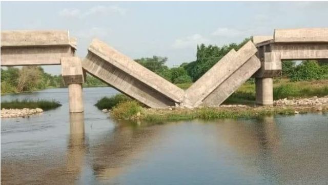 The bridge over the Mindhola river on the road connecting Maipur and Degama villages in Vyara Tehsil of Tapi district of Gujarat collapsed today (June 14, 2023).