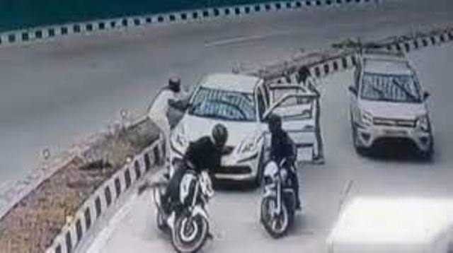 A video of a gun-point robbery from Pragati Maidan area of Delhi's posh area has come to the fore, since this footage surfaced on social media, the rhetoric in the political corridors of the capital has increased considerably.