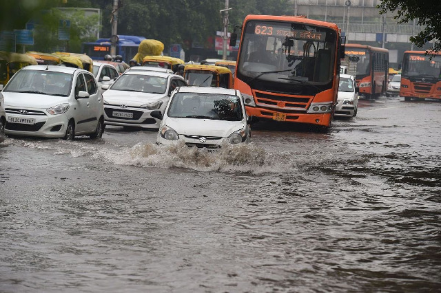 Delhi Floods Due to the floods in Yamuna river in Delhi, there has been massive traffic jam in many areas of the national capital Delhi. ITO intersection and Rajghat in Central Delhi are being affected the most due to the severe traffic jam.