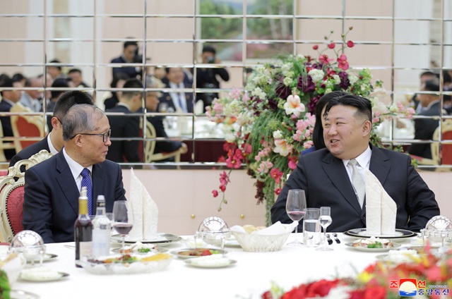 North Korean leader Kim Jong Un has met a Chinese delegation visiting Pyongyang to mark the 70th anniversary of the end of the Korean War and vowed to take relations between the two countries to a new height. swore off.