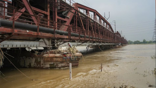 Flood in Yamuna River Less than 12 hours after falling below the dangerous limit, the water level of the Yamuna river crossed the danger mark again this morning (July 19, 2023) amidst heavy rains in the national capital Delhi and hilly areas.