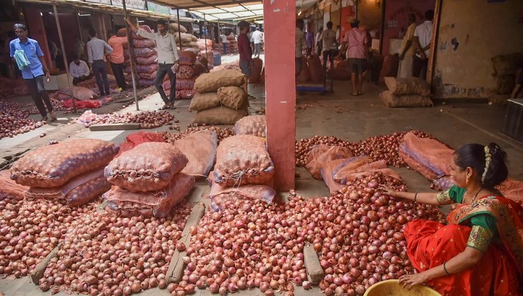 Onion Price Hike The central government has started procuring additional 2 lakh tonnes of onions from farmers in Maharashtra. The decision to buy this additional stock comes after farmers in Maharashtra protested against the government's move to impose 40% export duty on onion sales.