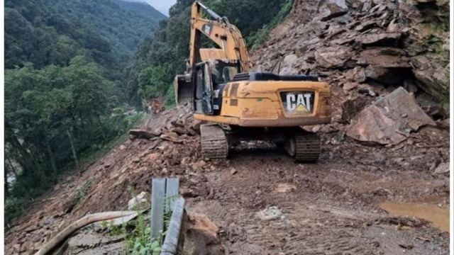 The Badrinath National Highway was blocked in Pipalkoti area of Chamoli district of Uttarakhand due to debris caused by landslides following intermittent rains.